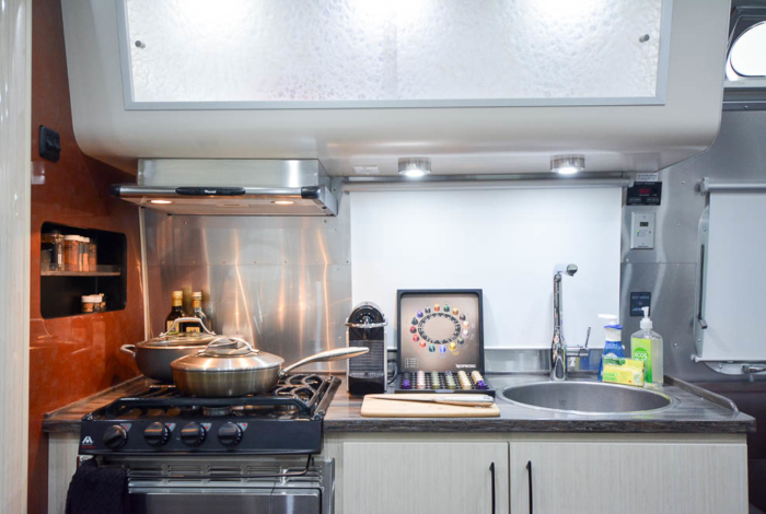 28-international-airstream-kitchen